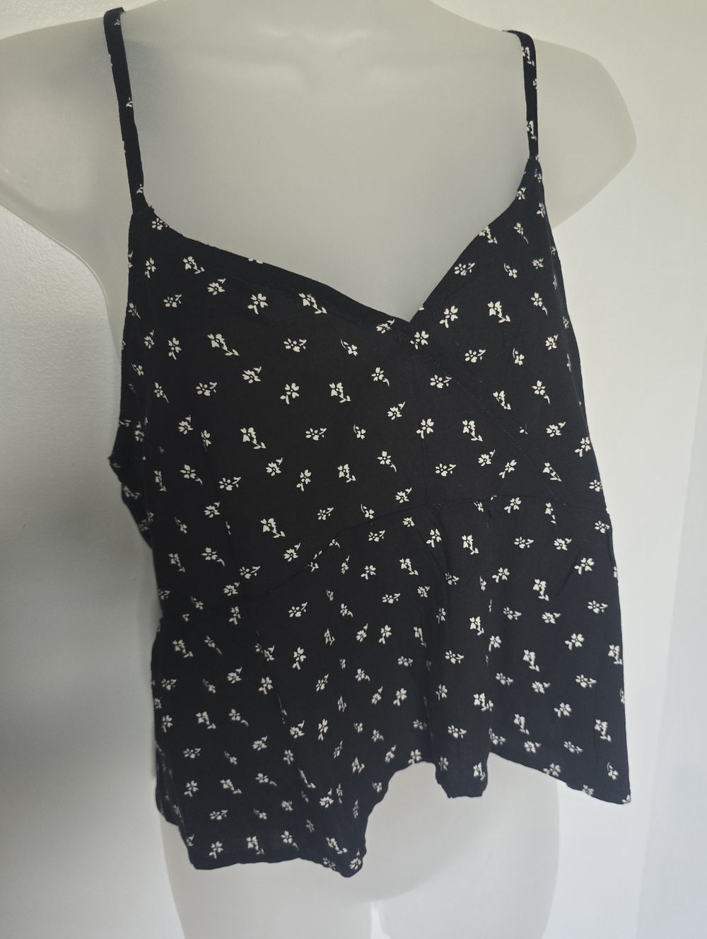 NWT Hollister tank topWomens size large Black And White Floral Tie Straps Floral